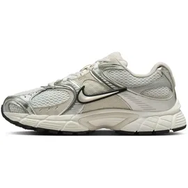 Nike V5 RNR Sneaker Damen summit white/lt orewood brn-sail-black 36