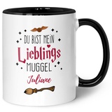 GRAVURZEILE Bedruckte Tasse mit Spruch - Du bist mein Lieblingsmuggel - Personalisiert mit Namen - Tasse mit Spruch als Geschenk für Fantasy Fans - Zauberhafte Geschenke - Farbe: S/W mit Name