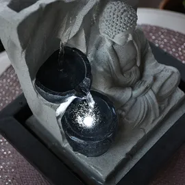 GLOBO Tischbrunnen mit Pumpe Springbrunnen mit LED Beleuchtung Buddha Design Zimmerbrunnen grau Dekoration, LxBxH 21x18,5x25,5 cm