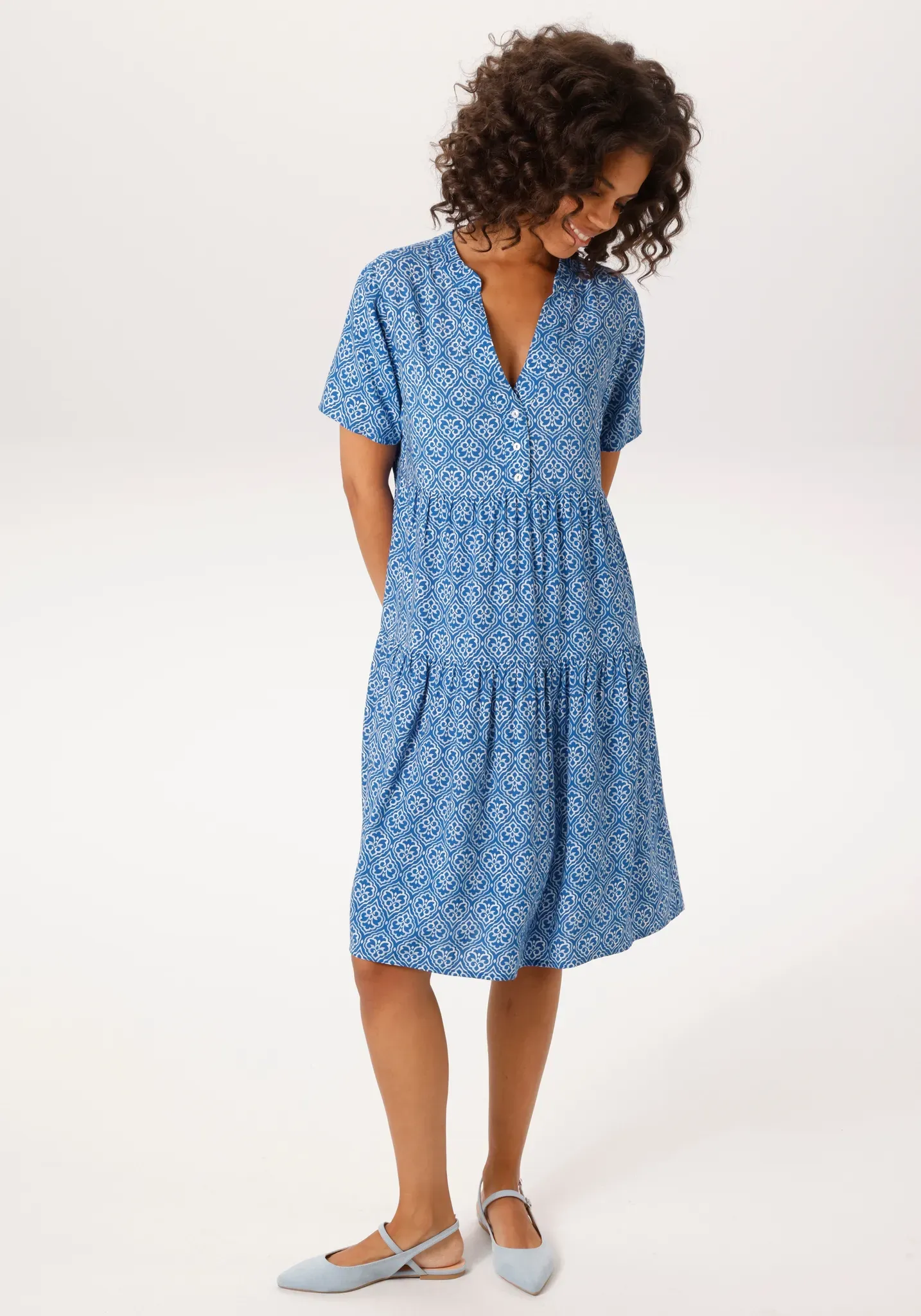 Sommerkleid ANISTON CASUAL, Damen, Gr. 36, N-Gr, blau, hellblau, weiß, Web, Obermaterial: 100% Viskose, bedruckt, gemustert, figurumspielend kniefrei, V-Ausschnitt, Kleider Sommerkleid, mit fantasievollem, grafischen Druck, Topseller