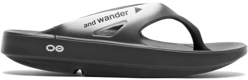 and wander x OOFOS ahh Recovery sandal - Schwarz - 9