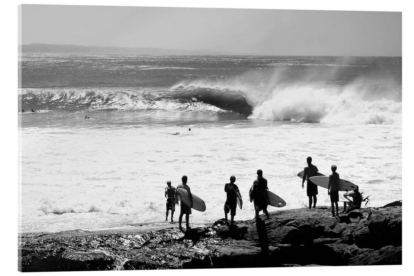 Posterlounge Acrylglasbild Panoramic Images, Surfer warten am Strand, Wohnzimmer Maritim Fotografie schwarz 100 cm x 70 cm