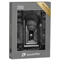 puzzleYOU Puzzle Steinkorridor mit Säulen, Fort Manoel, Malta, 2000 Puzzleteile, puzzleYOU-Kollektionen Fotokunst, Schwarz-Weiß