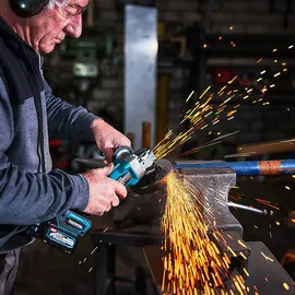 Makita GA008GM201 inkl. 2 x 4,0 Ah + Schnellladegerät + Makpac Gr. 4