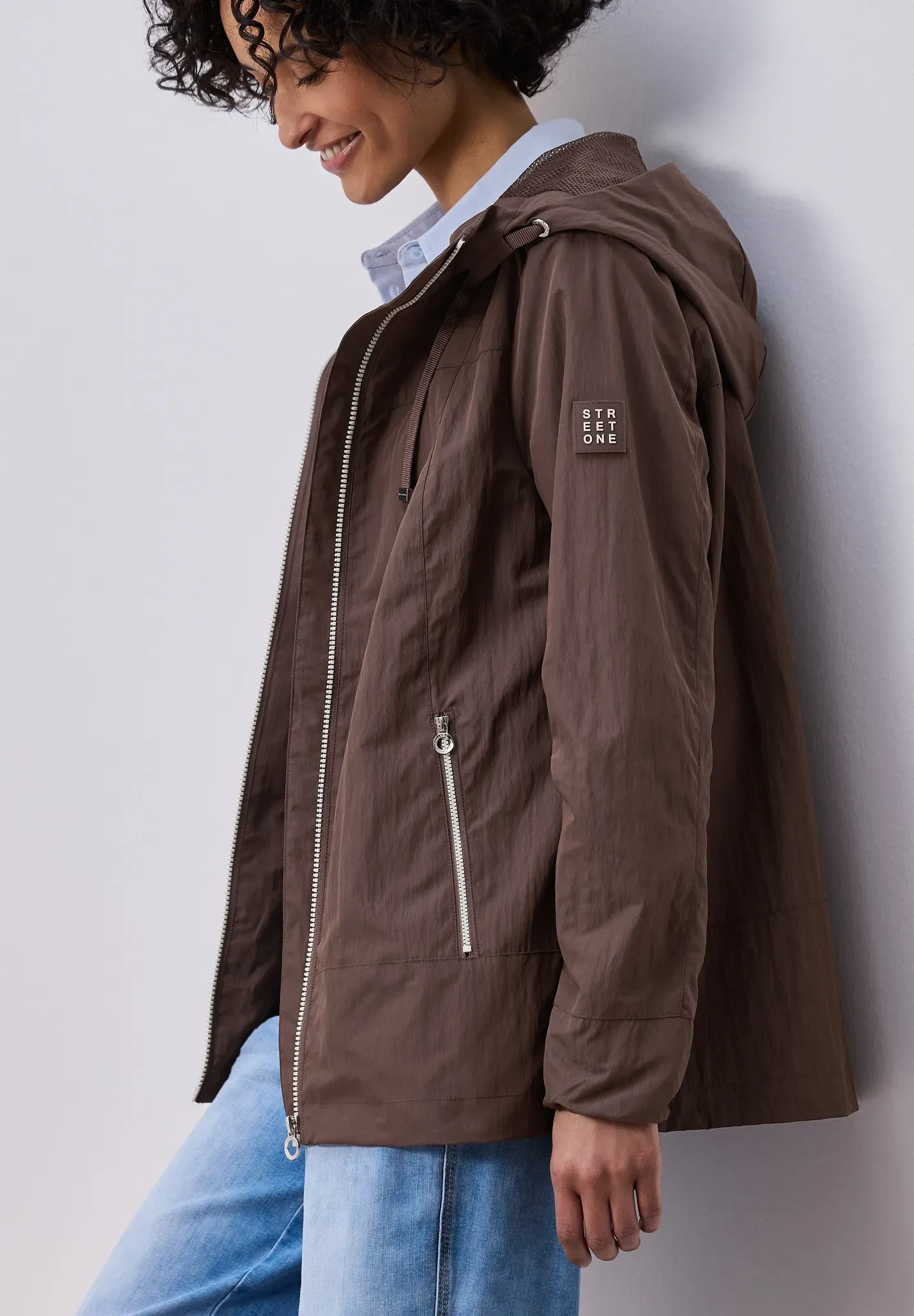 Windbreaker STREET ONE, Damen, Gr. 36, braun (mahogany braun), Stoff, Obermaterial: 60% Polyester, 40% Nylon. Futter: 100% Polyester, unifarben, comfort fit normal, ohne Ausschnitt, Bündchen, Jacken Windbreaker, mit Kapuze mit Tunnelzugband