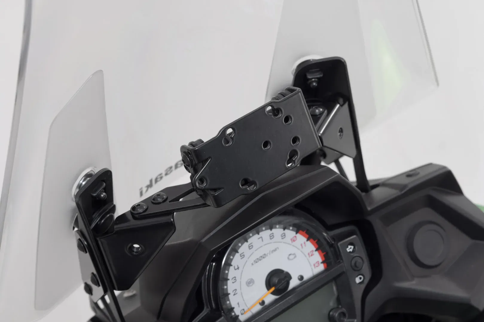 SW-Motech Navi-Halter im Cockpit - Schwarz. Kawasaki Versys 650 (14-21)., schwarz