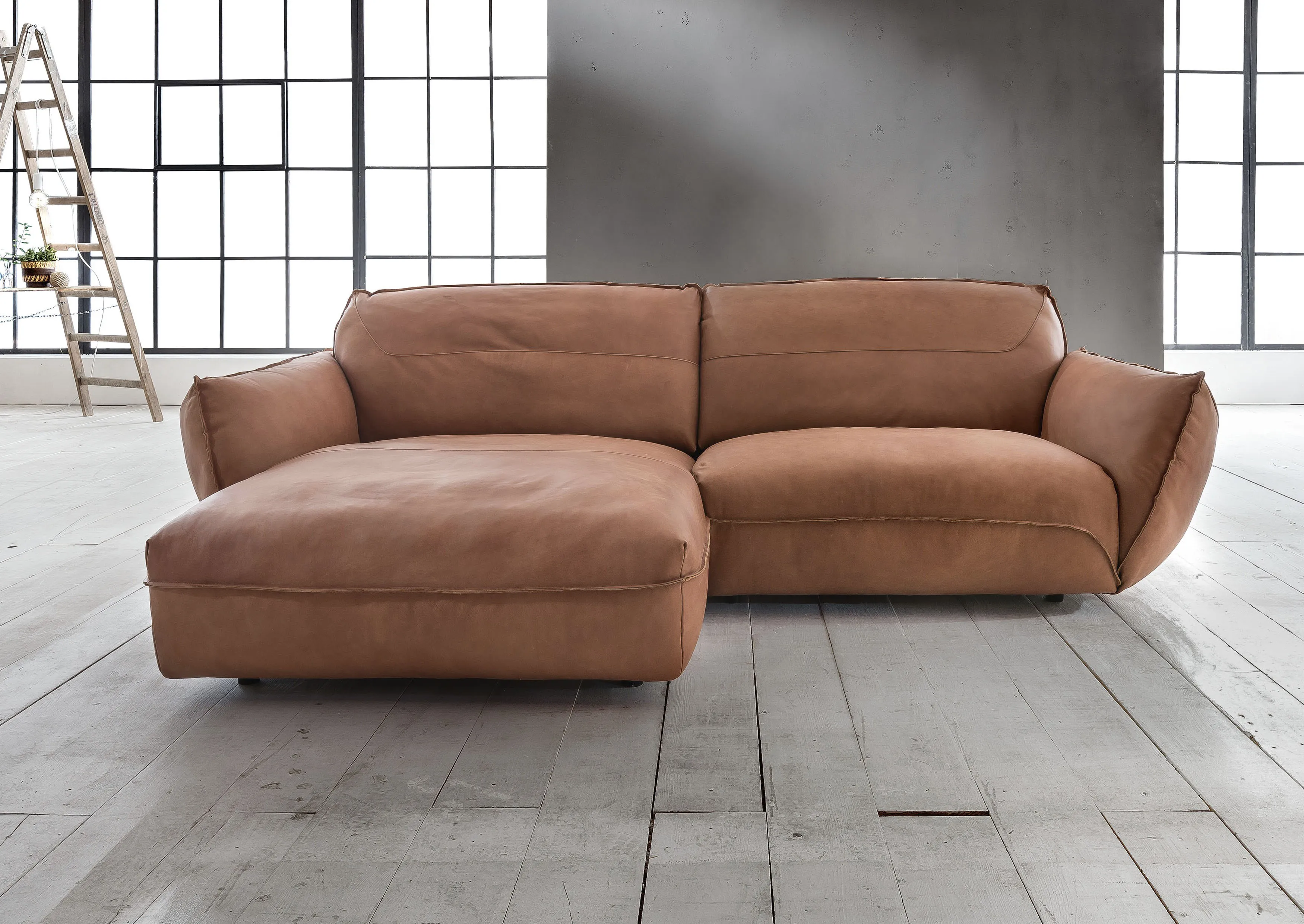 Ecksofa BETYPE "Be Type Be Chilled, L-Form", braun (cognac), B:260cm H:85cm T:180cm, AnilinLEDER Pallino gewachst (echtes Rindsleder) Das von südamerikanischen Rindern stammende Anilinleder wird in Fässern gefärbt. Natürliche Merkmale wie Narben, Insektenstiche und Hornstöße bleiben dem 1, 2 - 1, 4 mm starken Leder erhalten und sorgen für ein naturbelassenes Aussehen. Durch ein zusätzliches Wachs-Finish entsteht eine angenehm weiche und warme Haptik. Um die Langlebigkeit des Leders zu erhalten, wird empfohlen eine dauerhafte direkte Sonneneinwirkung zu vermeiden sowie die Lederoberfläche regelmäßig mit einem weichen Tuch zu säubern. In Abhängigkeit von der (Faser-)Struktur der jeweiligen Häute kann sich u201eder Effektu201d und u201edie Farbeu201d während des Produktionsprozesses verändern, sodass möglicherweise Farbabweichungen und Veränderungen in der Faserstruktur entstehen können. Dies ist bei dieser Art von Leder gewünscht und stellt keinen Reklamationsgrund dar., Sofas, in 2 Breiten mit stylischer und offener Nahtführung