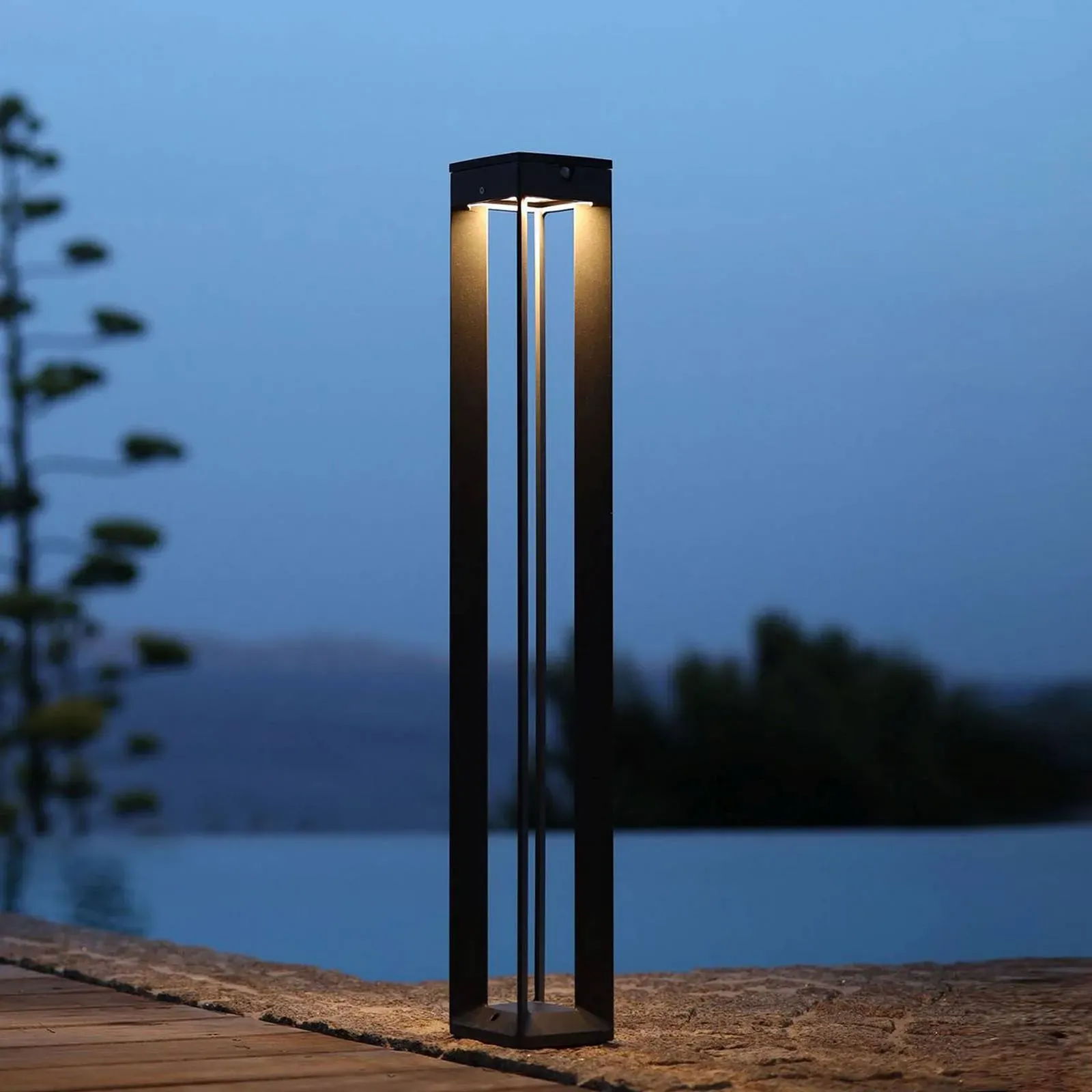 Les Jardins LED-Solarleuchte Borne mit Sensor, 90 cm, grau Borne, dimmbar, alu / grau / zink, Aluminium, Solarleuchten - 13 cm - 13 cm - 90 cm