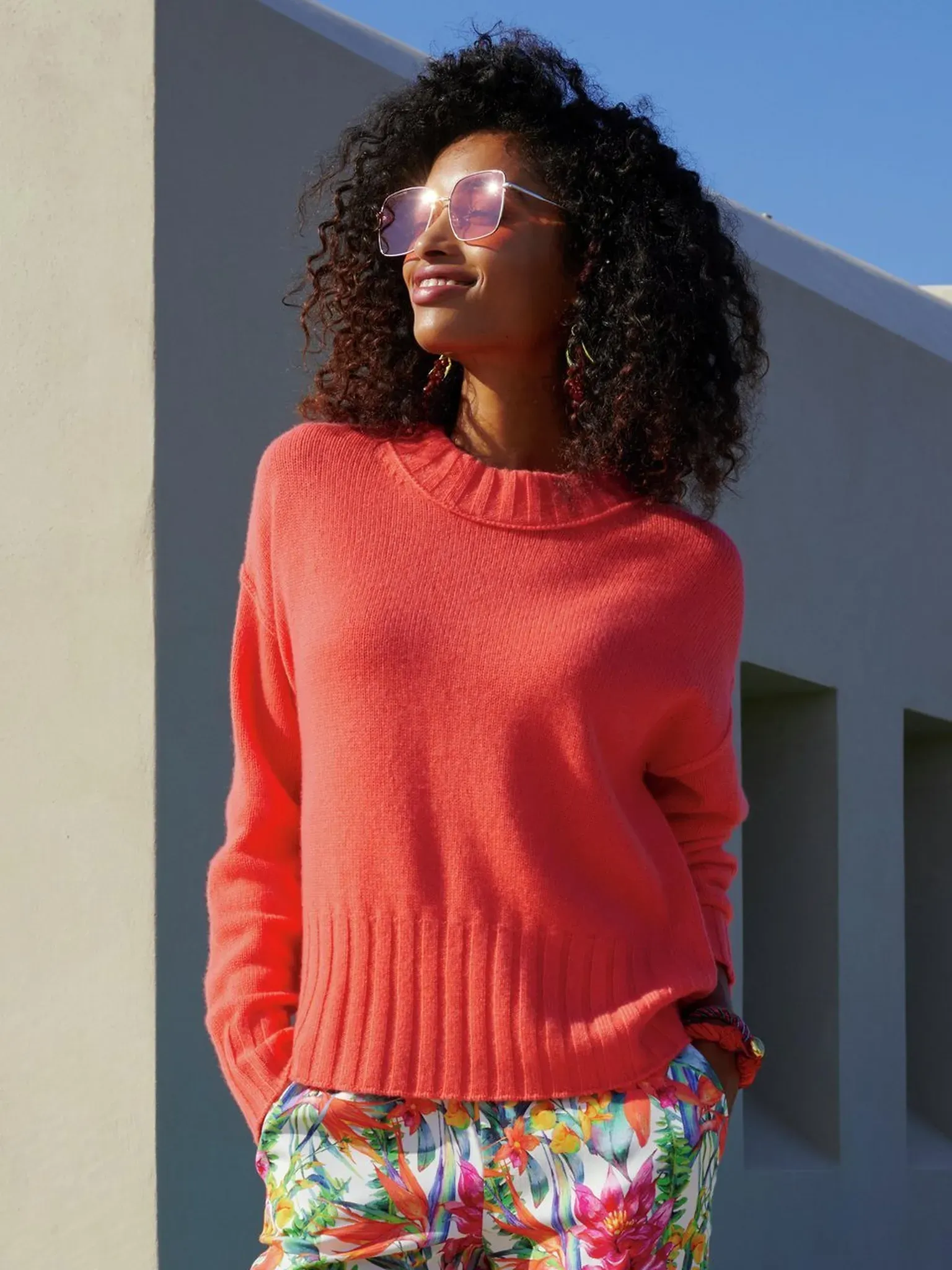 Le pull encolure ronde  include rouge