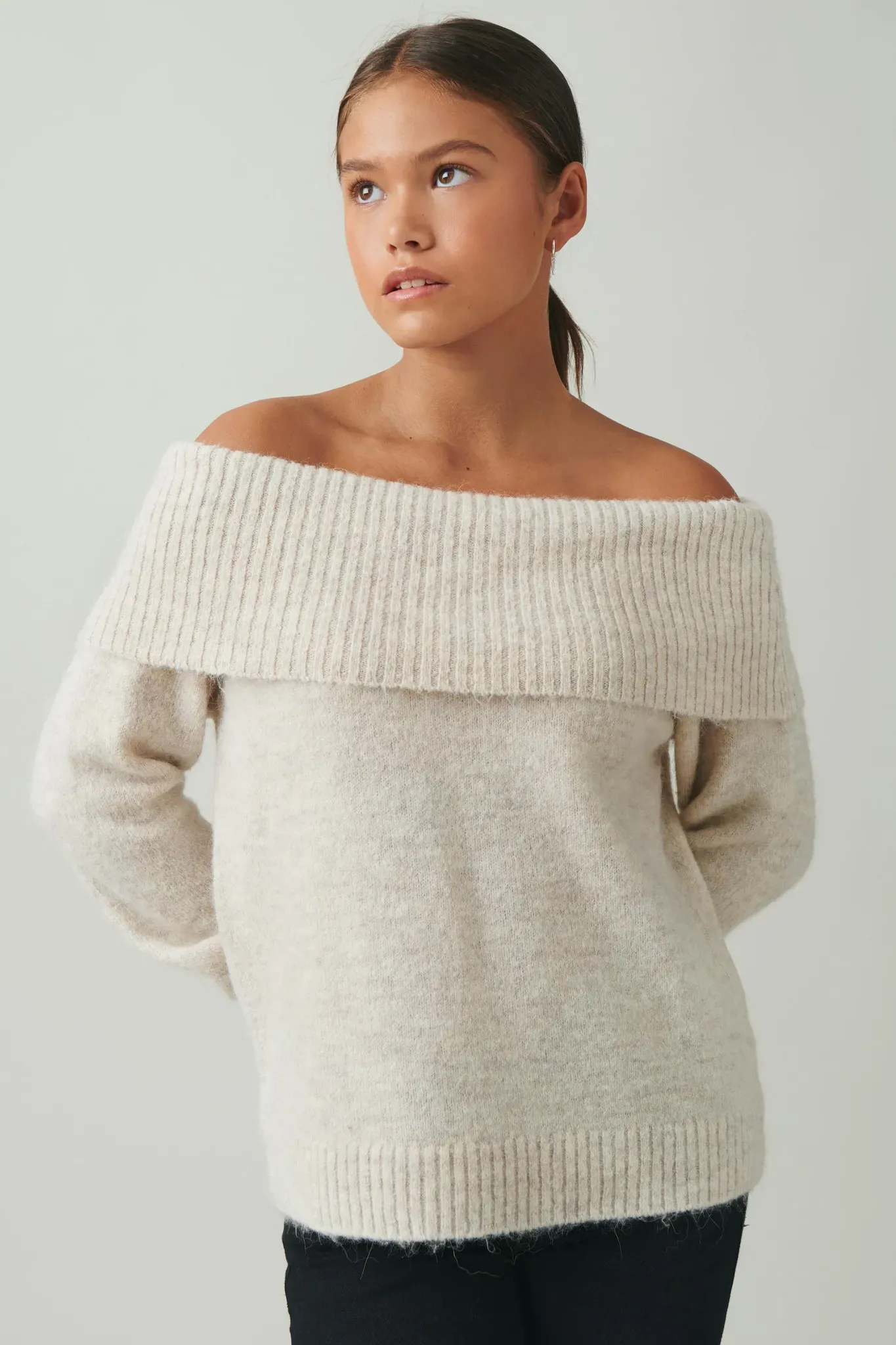 Y kn off shoulder sweater