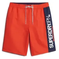 Superdry für Herren. M3010229A Roter Sportschwimmanzug (M), Strandbekleidung, Recyceltes Polyester, Nachhaltig