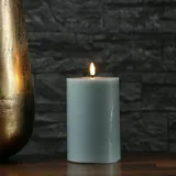 Deluxe Homeart LED Kerze Mia Deluxe Echtwachs flackernde Flamme H: 15cm D: 10cm salbeigrün