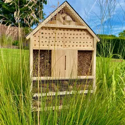Selbststehendes Insektenhotel mit Schieferdach