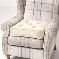 Homescapes Dickes Sitzkissen 50x50 cm Creme, 10 cm hohe Sesselauflage/Sitzerhöhung mit Velours-Bezug, festes Bodenkissen mit Tragegriff