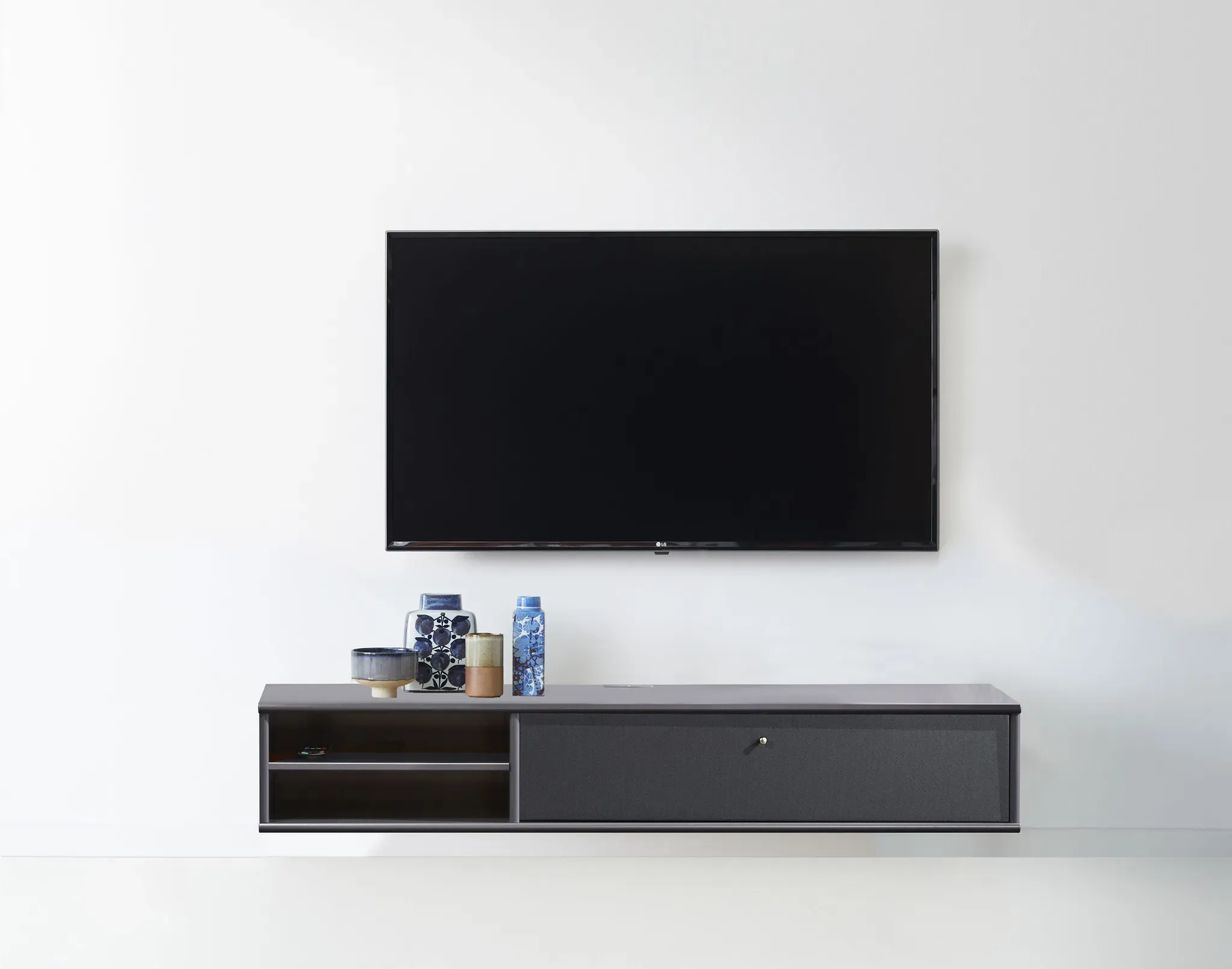 TV-Board HAMMEL FURNITURE "Mistral Fernsehschrank, Medienmöbel, Hängend", weiß (weiß, anthrazit stoff), B:133cm H:23cm T:32,5cm, Spanplatte, Massivholz, Stoff, MDF, Sideboards, mit Klapptür mit Akustikstoff, Kabeldurchführung, Lowboard, B: 133 cm