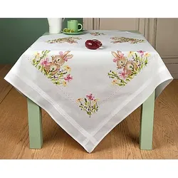 Stickmitteldecke "Häschen in Blumenwiese"