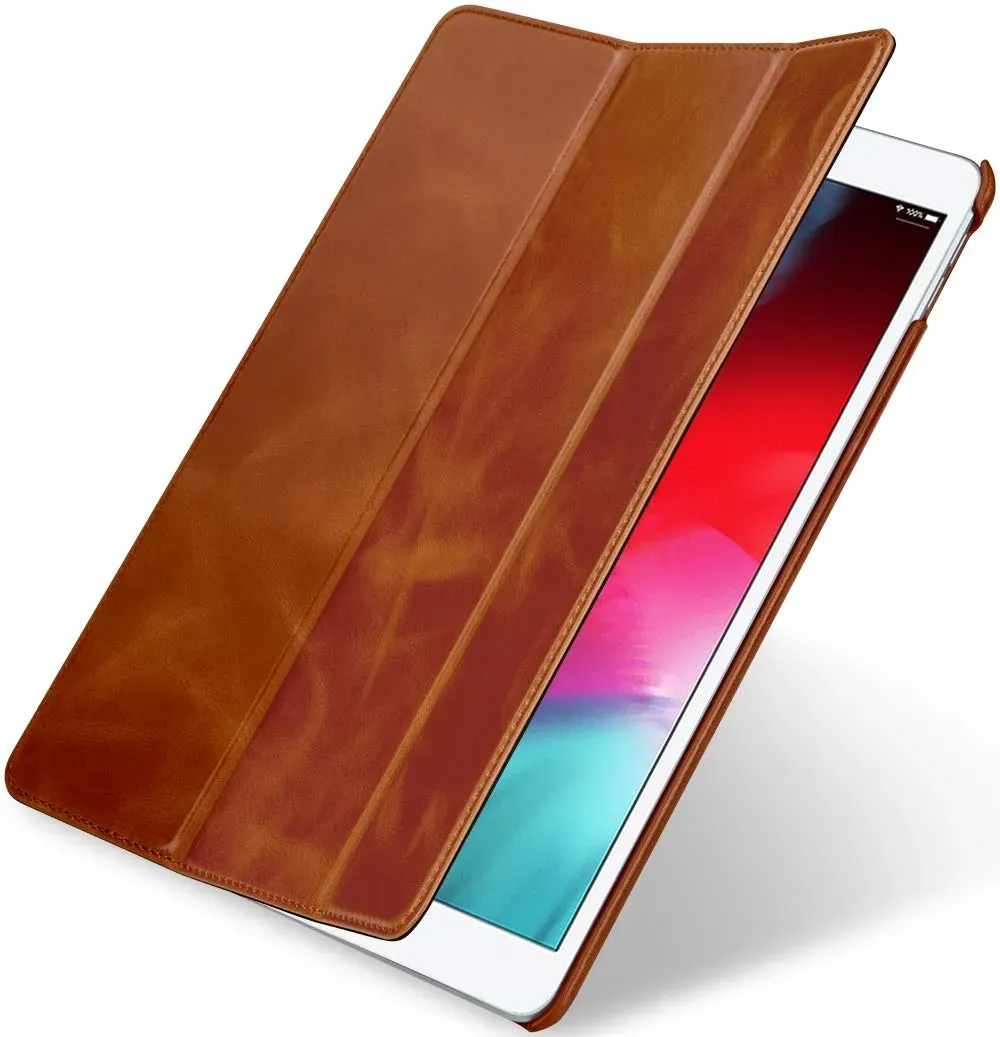 StilGut Couverture entwickelt für iPad Air 2019 Hülle - iPad Air 3 Hülle aus Leder mit Smart Cover + Standfunktion, Lederhülle, Case - Cognac