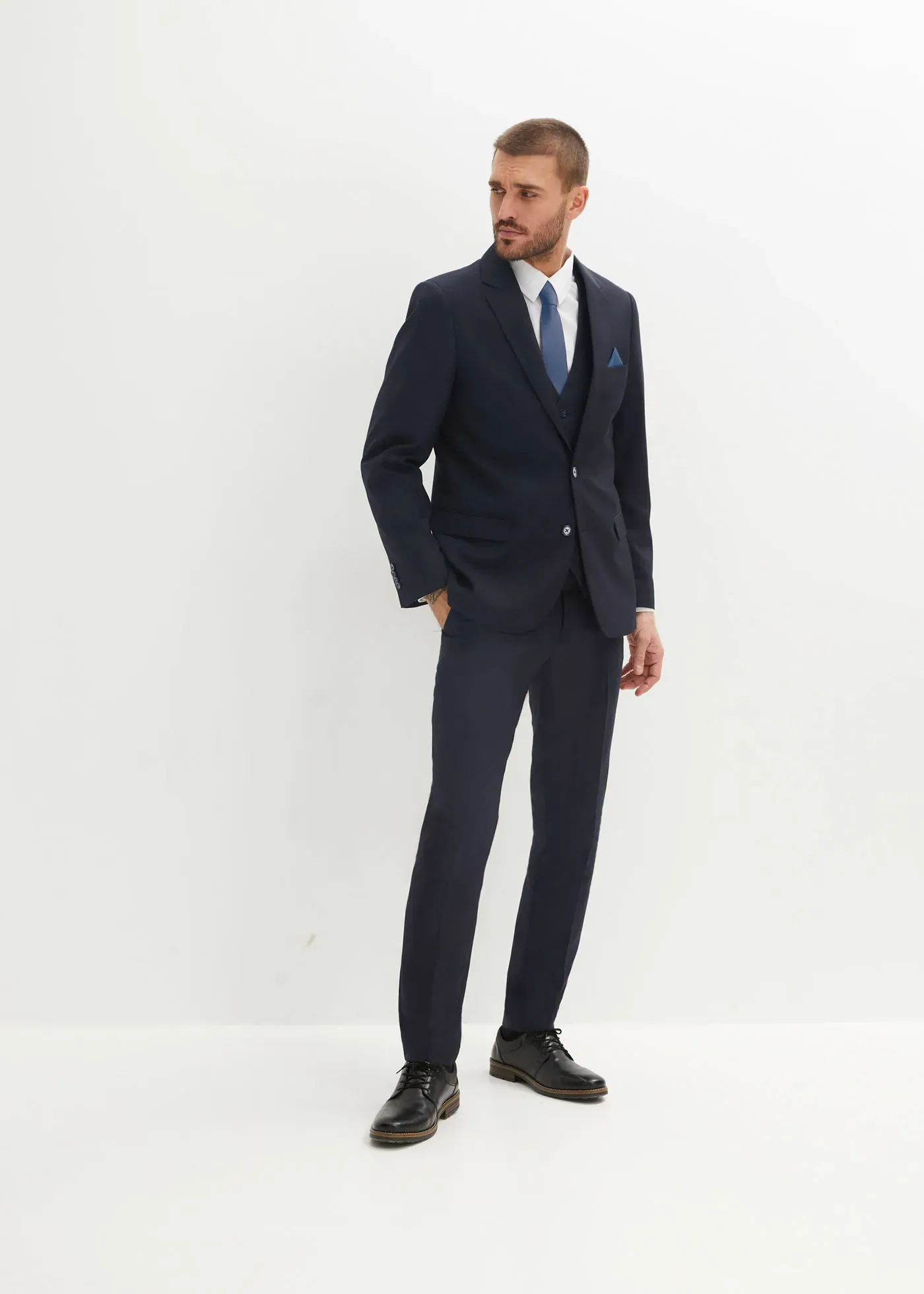 Anzug 4-teilig BONPRIX, Herren, Gr. 64, N-Gr, blau (dunkelblau), Web, Accessoire: 100% Polyester. Obermaterial: 88% Polyester, 12% Viskose. Futter: 100% Polyester, unifarben, unifarben mit Farbeinsatz, festlich, slim fit, Anzüge, mit Sakko, Hose, Weste, Krawatte und Einstecktuch, Slim Fit Passform