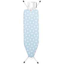 Brabantia Bügelbrett B - Für Dampfbügeleisen - Kompakt & Faltbar - Höhenverstellbar - Rutschfeste Füße - Perfekt Angepasster Baumwollbezug - Kinder- & Transportsicherung - Fresh Breeze - 124 x 38 cm