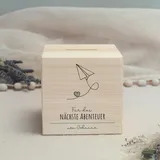 hellomini Personalisierte Spardose aus Holz mit Namen – Gravierte Reisekasse für kleine & große Abenteuer – Geschenkidee mit Wunschtext für Urlaubsträume - Papierflieger Abenteuer