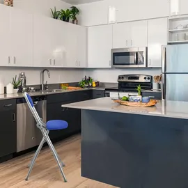 Ribelli Bügelstehhilfe Stehhilfe Stehstuhl 6-Fach höhenverstellbar klappbar Bügelstuhl Stehsitz ergonomisches Sitzen - Stehsitz zum Bügeln mit Rückenlehne (blau)
