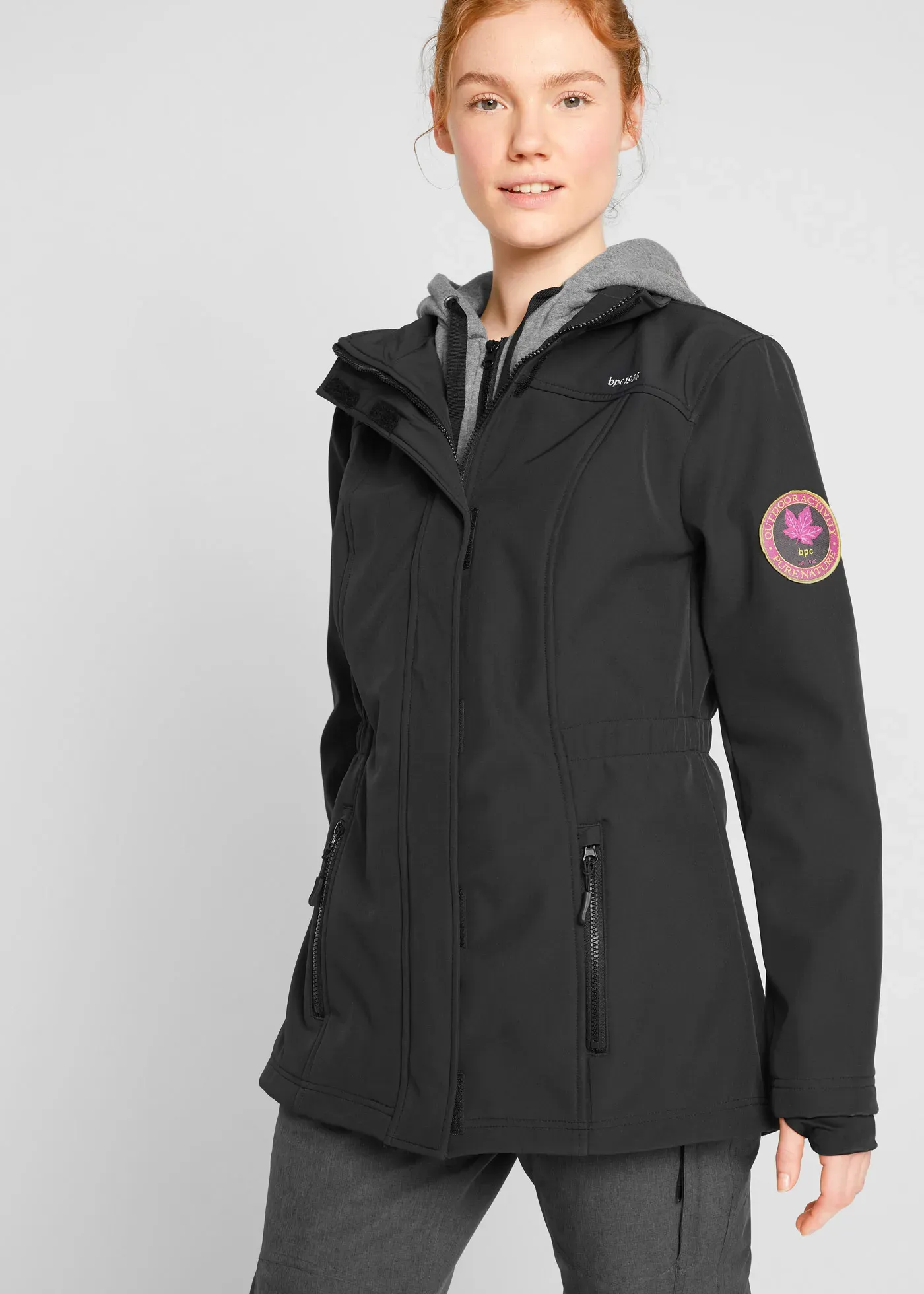 Softshelljacke BONPRIX, Damen, Gr. 38, schwarz, Softshell;Sweatware, Obermaterial: 92% Polyester, 8% Elasthan. Einsatz: 60% Baumwolle, 40% Polyester. Kapuze: 60% Baumwolle, 40% Polyester, unifarben, figurumspielend ca. Mitte Oberschenkel, Bündchen mit Daumenlöchern, Jacken Softshelljacke, Langjacke mit herausnehmbarem Sweat-Einsatz