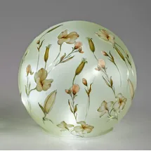 Formano LED Deko Kugel Blütentraum Glas 15 cm Glasleuchte mit Blumen Dekor Timer 6h/18h, batteriebetrieben (3× AA), stimmungsvolles Ambientelicht für Tisch, Fensterbank & Regal