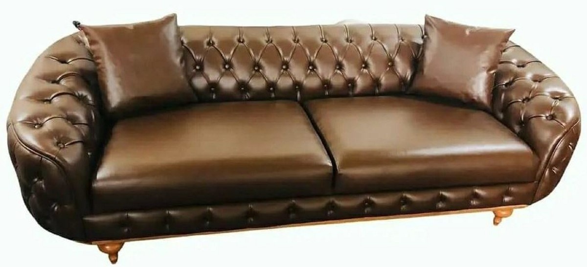 Casa Padrino Luxus Chesterfield Kunstleder Sofa Dunkelbraun / Naturfarben - Wohnzimmer Sofa - Wohnzimmer Möbel - Luxus Möbel - Wohnzimmer Einrichtung - Luxus Einrichtung - Möbel Luxus