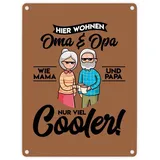 speecheese Hier wohnen Oma & Opa Metallschild in 15x20 cm in braun für deine Großeltern Wie Mama und Papa nur viel cooler Cool Geburtstag Blechschild Rentner lustig