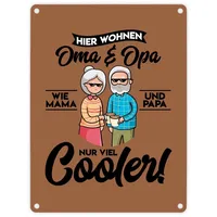 speecheese Hier wohnen Oma & Opa Metallschild in 15x20 cm in braun für deine Großeltern Wie Mama und Papa nur viel cooler Cool Geburtstag Blechschild Rentner lustig