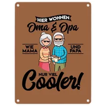 speecheese Hier wohnen Oma & Opa Metallschild in 15x20 cm in braun für deine Großeltern Wie Mama und Papa nur viel cooler Cool Geburtstag Blechschild Rentner lustig