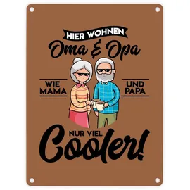 speecheese Hier wohnen Oma & Opa Metallschild in 15x20 cm in braun für deine Großeltern Wie Mama und Papa nur viel cooler Cool Geburtstag Blechschild Rentner lustig