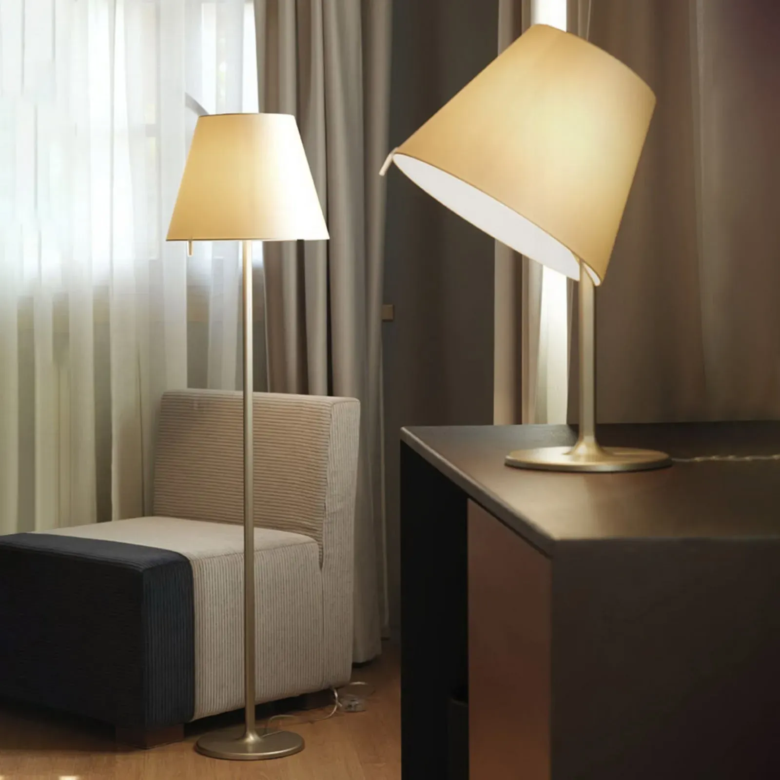Stehleuchte Artemide, Melampo, Beige, für Wohnzimmer, Stoff / Textil, Design - 163