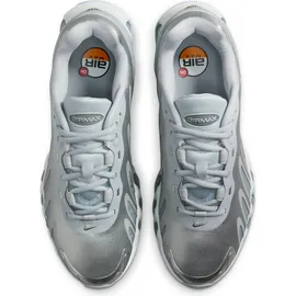 Nike AIR MAX DN8 Damen Weite E Wolf Grey/METALLIC Silver-Off White 36,5