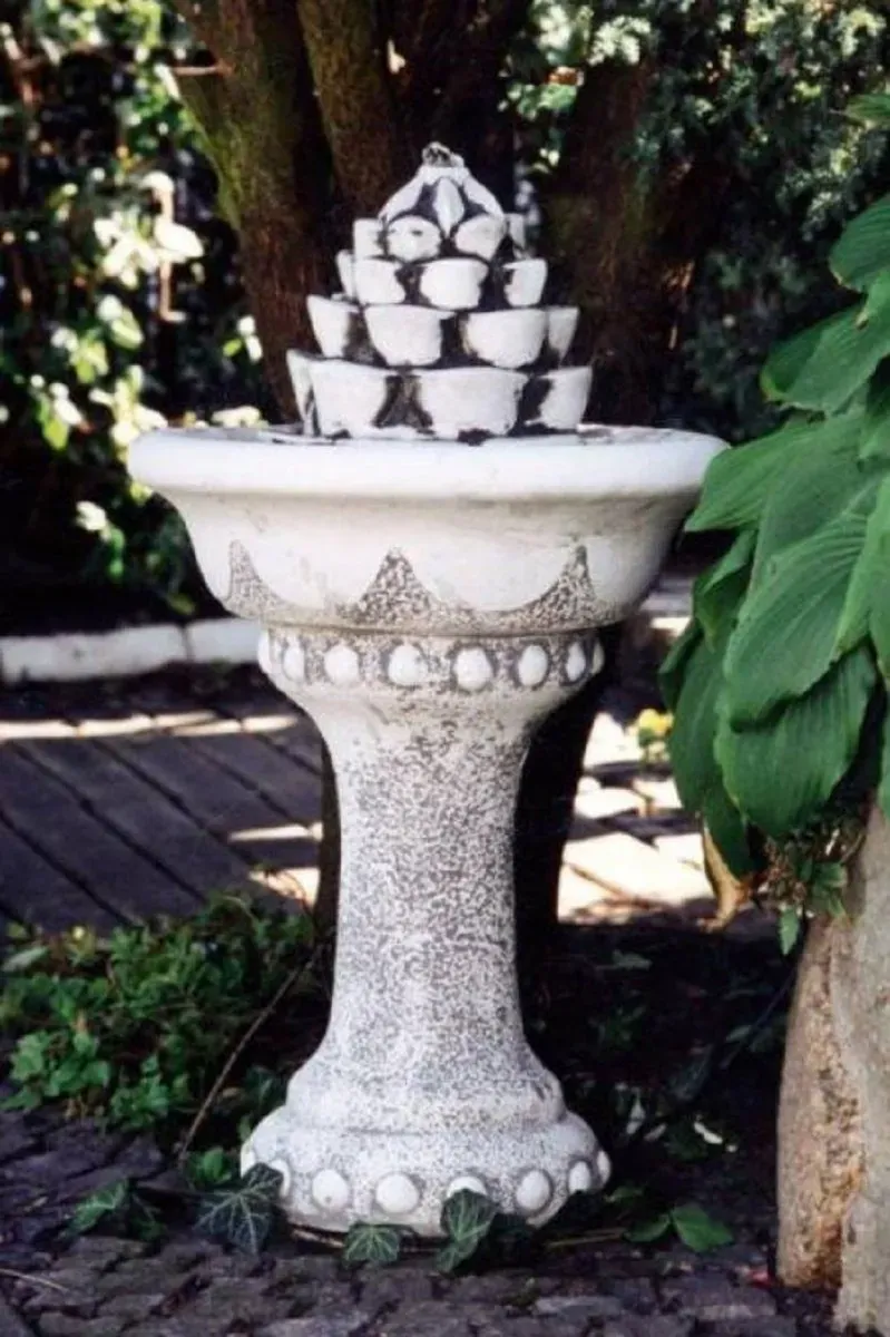 Casa Padrino Barock Garten Deko Springbrunnen Weiß / Grau Ø 44 x H. 75 cm - Prunkvoller Gartenbrunnen im Barockstil - Runder Barock Stein Brunnen - Barock Garten Deko Accessoires