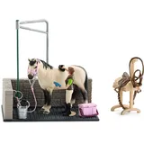 Schleich HORSE CLUB 42104 11-Teiliges Pferde Spielzeug Set für Mädchen und Jungen ab 5 Jahren Spielset mit Pferdestall, Waschplatz, Stall, Pferd, Reiterin und Pferde Zubehör