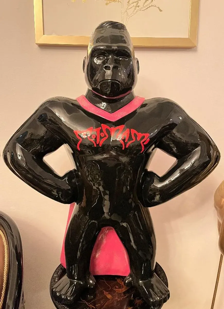 Casa Padrino Luxus Deko Skulptur Gorilla Affe Schwarz / Rosa H. 75 cm - Wetterbeständige Deko Figur - Wohnzimmer Deko Figur - Garten Deko Figur - Luxus Deko Tierfigur