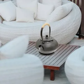 ad.con Teeservice aus Gusseisen 13-tlg mit Stövchen Teekanne 1,5L Schwarz mit Siebeinsatz Teetassen und Untersetzer Tee Set im japanischen Stil