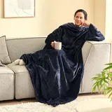 XXL Kuscheldecke mit Ärmeln & Kängurutasche | 145x195 cm Ärmeldecke flauschig | Verschiedene Designs (Navy Blau) - Blau