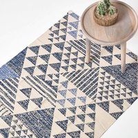Homescapes Teppich/Bettvorleger Delphi, handgewebt aus 100% Baumwolle, 90 x 150 cm, Baumwollteppich mit geometrischem Dreiecksmuster, schwarz-blau-weiß