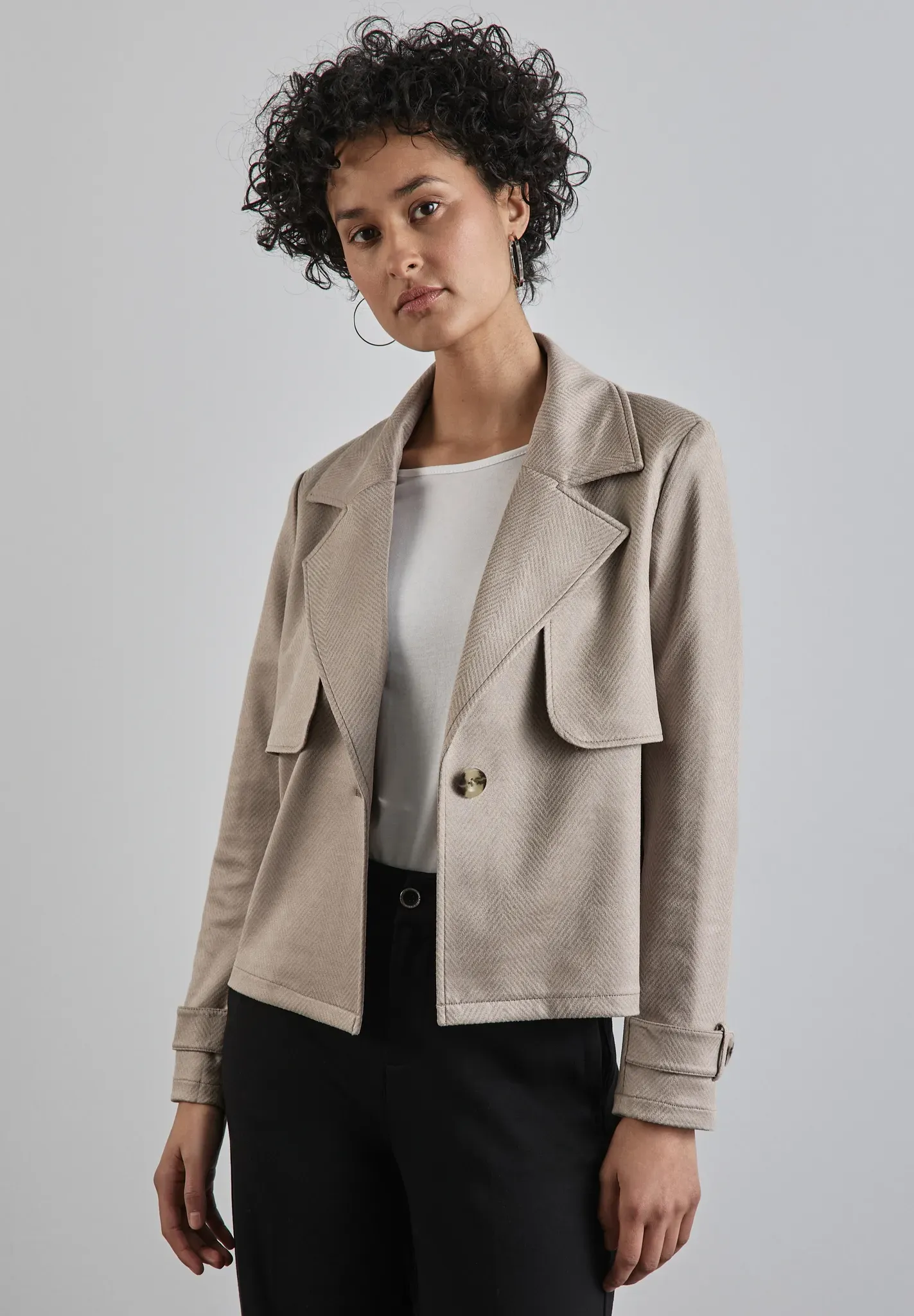 Lederimitatjacke STREET ONE, Damen, Gr. 44, beige (breezy beige), Stoff, 95% Polyester, 5% Elasthan, unifarben, normal normal, V-Ausschnitt, Bündchen, Jacken, mit Reverskragen