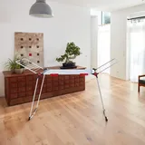 Großes teleskopisch ausziehbares Trockenregal mit zentralem Plateau und zwei Sockenhaltern