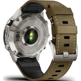 Garmin MARQ Adventurer BT 30,4 mm Edelstahlgehäuse weiß Lederarmband khaki M