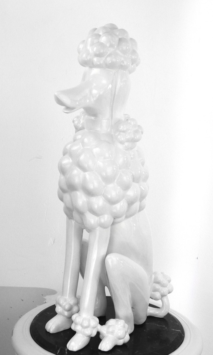 Casa Padrino Dekofigur Pudel Hund Weiß H. 63 cm - Wetterbeständige Deko Skulptur - Wohnzimmer Deko - Garten Deko - Terrassen Deko