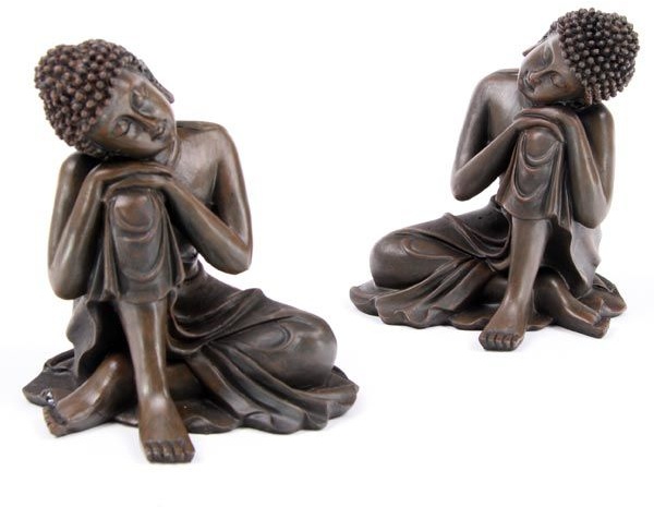 Holzeffekt Thai Buddha, Kopf auf Knie