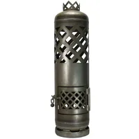 Feuerstelle Feuertonne aus Metall mit umlaufenden Gittermuster und Tür unten und Einwurföffnung Oben
