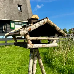 Birkenfutterstelle mit Holzdach inkl. Ständer