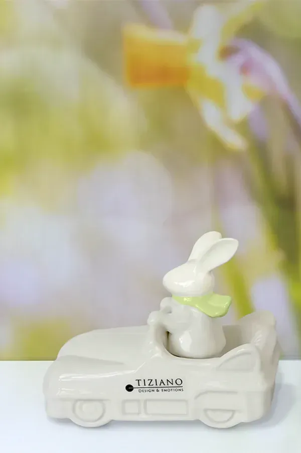 Hase Albano im Auto mit Schal 12,5cm
