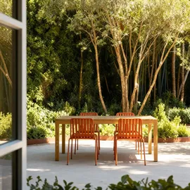 Tikamoon Teo - Gartenmöbel Set aus massivem Teak und orangefarbenem Metall 4 Stühle