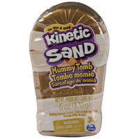 Kinetic Sand, Mini Mumie, 170 g Magischer Sand, Kinetischer Sand braun, 1 Überraschungsfigur-Form, 2 Zubehör und 3 Edelsteine inklusive, Spielzeug für Kinder und Mädchen 3 Jahre